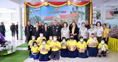 พิษณุโลก มทภ.3 พร้อมด้วย ปธ.สมาคมแม่บ้าน ทบ. สาขา ทภ.3 เป็นประธานกิจกรรมเลี้ยงอาหารกลางวันเด็กนักเรียน เนื่องในวัน สถาปนา ทภ.3 ครบรอบ 123 ปี