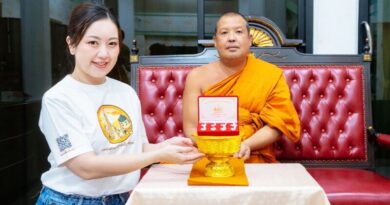 พระครูวินัยธรจีรเดช มอบหรียญสมเด็จพระเจ้าตากสิน รุ่นมหาเศรษฐี แก่ คุณฐนนันท์ ผู้เป็นต้นเสียงในแอปพลิเคชัน แอพเดียวเที่ยวทั่ววัดอรุณ ภาคภาษาจีน