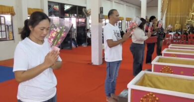นครนายก – นักท่องเที่ยวให้ความศรัทธาเดินทางเข้าพิธีนอนโลงศพวัดหลวงพ่อปากแดงจังหวัดนครนายก