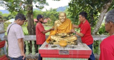 นครนายก – หนุ่มใหญ่ได้โชคจาก“หลวงปู่ทวด“นำอังสะมาถวาย พร้อมจุดธูปขอเลขเสี่ยงโชคงวดนี้