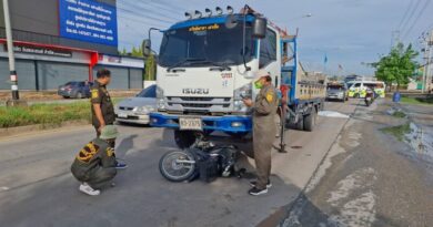 ปทุมธานี – สลดสาวโรงงานขับจยย.เสียหลักล้มถูกรถบรรทุกเสาเข็มทับเสียชีวิต1 บาดเจ็บ 1