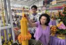 นครนายก – ศิลปินดารา-นักท่องเที่ยวสายมู นำโฉนดที่ดิน วัตถุมงคล เข้าพิธีสวดมหาพุทธาภิเษกองค์หลวงพ่อเสาร์ 5 วัดธรรมปัญญา มีความเชื่อว่าจะซื้อง่ายขายคล่อง