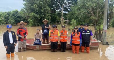 พิษณุโลก รองผู้ว่าราชการจังหวัดพิษณุโลก พร้อมคณะ ร่วม อบต.วังพิกุล ลงพื้นที่ติดตามสถานการณ์น้ำท่วม มอบถุงยังชีพ และหารือแก้ไขปัญหาพนังกั้นน้ำแตก