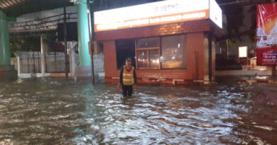 ฝนถล่มสมุทรปราการ ทำหลายโรงเรียนแจ้งหยุดเป็นกรณีเศษ ด้าน ปภ.เฝ้าดูสถานการณ์พร้อมเร่งระบายน้ำ