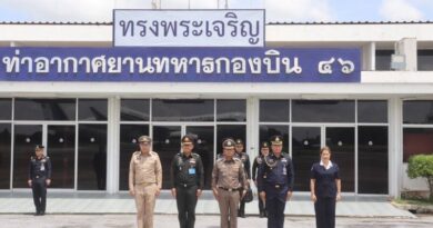 ภ.จว.พิษณุโลก วันนี้ (14 ก.ย. 68) พล.ต.ท.กิติศักดิ์ ดุรงควิบูลย์ ผบช.ภ.6 มอบหมายให้ พล.ต.ต.นิคม เครือนพรัตน์ ผบก.ภ.จว.พิษณุโลก เวลา 09.00 น. ร่วมต้อนรับ พลเอกกัมปนาท รุดดิษฐ์ องคมนตรี และคณะ เดินทางเพื่อมอบสิ่งของพระราชทานให้กับประชาชนผู้ประสบอุทกภัย และเชิญสิ่งของพระราชทานสำหรับเด็ก ณ พื้นที่จังหวัดพิษณุโลกร่วมกับมูลนิธิราชประชานุเคราะห์ ในพระบรมราชูปถัมภ์ ณ กองบิน 46 จว.พิษณุโลก