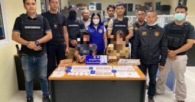 พังงา – ชุดปฏิบัติการพิเศษ “เอราวัณ” บุกจับสองผู้ต้องหาค้ายาบ้า ยึดของกลางกว่า 1,000 เม็ด