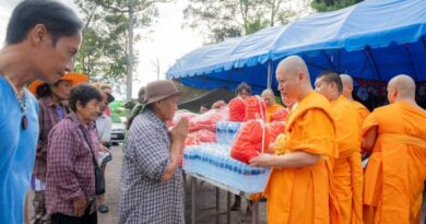 ปทุมธานี น้ำใจหลั่งไหล วัดพระธรรมกายเปิดศาลามหาทานบารมี รับวัตถุทานช่วยผู้ประสบภัยน้ำท่วม