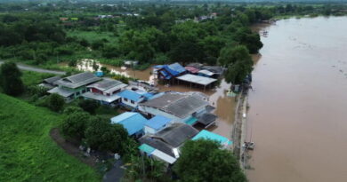 อ่างทอง – แม่เจ้าพระยาเพิ่มสูงขึ้นอย่างต่อเนื่องเอ่อล้นตลิ่งไหลท่วมบ้านเรือนประชาชนแล้ว4อำเภอ ด้าน ผบ.เรือนจำ นำผู้ต้องขังช่วยชาวบ้านตำบลโผงเผง กรอกกระสอบทราย