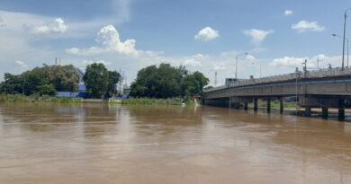 อ่างทอง – ชาวบ้านลุ้นระทึกน้ำเจ้าพระยาเพิ่มสูงขึ้นอย่างต่อเนื่อง หลังเขื่อนเจ้าพระยาได้ปรับเพิ่มอัตราการระบายน้ำขึ้นเป็น 1,950 ลบ.ม./วินาที ท่วมแล้ว 4 อำเภอ กว่า 200 หลังคาเรือน