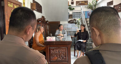 ข่าวต่อ : ชาวบ้านชุมชนตรอกถ่านกว่า 100 คน รวมตัวประท้วงเจ้าอาวาสวัดพิชัยสงคราม ปมปลดไวยาวัจกร และตรวจสอบการเงินวัด