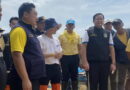 อ่างทอง – ผู้ว่าเตรียมพร้อมป้องกันรับสถานกานการณ์เขื่อนเจ้าพระยาระบายน้ำ 2,000 – 2,500 ลบ.ม./วินาที แบบขั้นบันได คาดน้ำเพิ่มอีก 30 – 60 เซนติเมตร ลงพื้นจุดเสี่ยงให้กำลังใจชาวบ้าน เร่งวางกระสอบทรายและตั้งเครื่องสูบน้ำสกัดจุดรั่วซึม