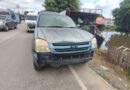 ปทุมธานี – กระบะชนแท็กซี่ตกคลอง หนุ่มพลเมืองดีกระโดดน้ำช่วยทัน