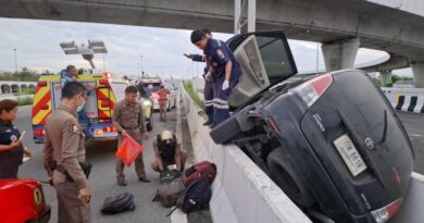 ปทุมธานี – รถขนต่างด้าวเสียหลักชนแท่นแบริเออร์ตกร่องกลางเสียชีวิต 2 บาดเจ็บ 7