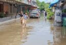 ปทุมธานี – ตลาดอิงน้ำสามโคกเผชิญน้ำท่วมหนักพ่อค้าแม่ค้าปิดร้านทำแนวป้องกันน้ำ