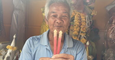 อ่างทอง – ชาวบ้านแห่ขอเลขเสี่ยงทายแม่ศรีสุวรรณหลังมีคนได้โชคลาภก้อนโตสร้างศาลาทรงไทยหลังใหญ่ไว้กันแดดฝน ชาวบ้านทราบข่าวไม่พลาดขอเลขเด็ดไปเสี่ยงดวง