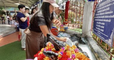 นครนายก – สายมูแห่“อาบน้ำรูปปั้นจระเข้”ไม่พลาดขอเลขเสี่ยงโชค