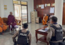 ชาวบ้านโร่แจ้งตำรวจพบชายแต่งกลายพระสงฆ์อาศัยลานจอดรถในห้างฉันข้าวที่ได้จากบิณฑบาตสุดท้ายพบเป็นพระปลอมแถมมีประวัติเพียบ