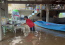 อ่างทอง – โผงเผงน้ำท่วมแล้วชาวบ้านเร่งเก็บของยกขึ้นที่สูงหลังเขื่อนเจ้าพระยาปล่อยลงสู่ท้ายเขื่อนเพิ่มขึ้น 1,650 ลบ.ม/วินาที