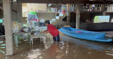 อ่างทอง – โผงเผงน้ำท่วมแล้วชาวบ้านเร่งเก็บของยกขึ้นที่สูงหลังเขื่อนเจ้าพระยาปล่อยลงสู่ท้ายเขื่อนเพิ่มขึ้น 1,650 ลบ.ม/วินาที