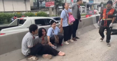 นึกว่าหาดทราย!!! หนุ่มเมียนมาขี่รถไปไม่ถึงที่ทำงานลื่นทรายบนสะพานยูเทิร์นถูกล้อรถบรรทุกทับดับคาที่