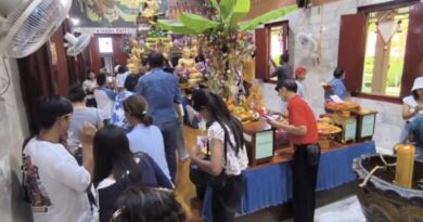 นครนายก – นักท่องเที่ยวเข้าส่องเลขเด็ดอ่างน้ำมนต์วัดหลวงพ่อปากแดง พร้อมขอพร โชคลาภ ธุรกิจ หน้าที่การงาน ใกล้วันหวยออก