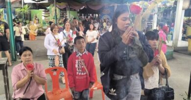 นครนายก – ใกล้วันหวยออกนักท่องเที่ยวจุดธูปขอเลขเด็ดองค์ท้าวเวสสุวรรณปางหน้าเทพสีทอง เพื่อนำไปเสี่ยงโชค