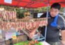 นครนายก – พ่อค้าหนุ่มวัย 31 ปีขายหมูพวงแดดเดียว บนรถพ่วงข้างลงทุนน้อยรายได้ดี