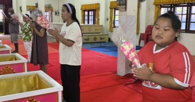 นครนายก – นักท่องเที่ยวให้ความศรัทธาเดินทางเข้าพิธีนอนโลงศพวัดหลวงพ่อปากแดงจังหวัดนครนายก