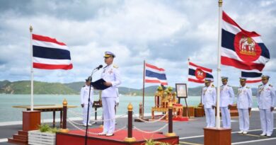 เรือหลวงปิ่นเกล้า ยิงสลุตครั้งสุดท้าย ในพิธีรับ-ส่งหน้าที่ ผบ.กองเรือยุทธการ ก่อนปลดระวางประจำการ 1 ต.ค.นี้