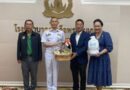 อดีตโฆษกกองทัพเรือ พร้อมคณะ ร่วมแสดงความยินดีเจ้ากรมแพทย์ทหารเรือ คนใหม่ พลเรือเอก เชษฐา ใจเปี่ยม อดีตโฆษกกองทัพเรือ พร้อมคณะหุ่นยนต์ดินสอ นำโดย ดร.เฉลิมพล ปุณโณทก และ ดร.พิมพ์พันธุ์ ศรีพิพิธ ร่วมแสดงความยินดีกับ พลเรือตรี สมชาย จันโรธร
