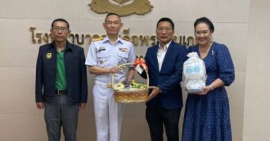 อดีตโฆษกกองทัพเรือ พร้อมคณะ ร่วมแสดงความยินดีเจ้ากรมแพทย์ทหารเรือ คนใหม่ พลเรือเอก เชษฐา ใจเปี่ยม อดีตโฆษกกองทัพเรือ พร้อมคณะหุ่นยนต์ดินสอ นำโดย ดร.เฉลิมพล ปุณโณทก และ ดร.พิมพ์พันธุ์ ศรีพิพิธ ร่วมแสดงความยินดีกับ พลเรือตรี สมชาย จันโรธร