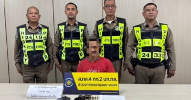 ชุมพร – ตำรวจทางหลวงชุมพร ตรวจจับรถแช่ขวา พบหนุ่มใหญ่พกปืนลูกโม่เถื่อนซุกใต้เบาะกระบะ