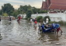 อ่างทอง ระทึกช่วงเย็นน้ำเจ้าพระยาลอดเขื่อนผุดขึ้นข้างกำแพงวัดต้นสนขยายวงกว้าง เจ้าหน้าที่ทหารเร่งวางกระสอบปิดล้อม ส่วนเด็ก ๆ ต่างวิ่งเล่นน้ำบริเวณที่น้ำผุดเอ่อไหลเข้ามาบริเวณริมเขื่อนกันอย่างสนุกสนาน