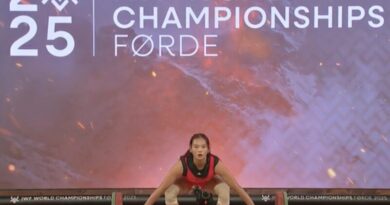 “สุรัสวดี ยอดสาร” ทำเต็มที่คว้าอันดับ 4 ท่าคลีนแอนด์เจิร์ก รุ่น 58 กิโลกรัม หญิง ในศึกยกน้ำหนักชิงชนะเลิศแห่งโลก ประจำปี 2568 ที่ประเทศนอร์เวย์ โดยทีมจอมพลังไทยเตรียมส่ง “เวฟ” จ่าอากาศตรี วีรพล วิชุมา เจ้าของเหรียญเงินโอลิมปิกเกมส์ “ปารีส 2024” ขึ้นเวทีรุ่น 71 กิโลกรัม ชาย คืนวันนี้ 5 ตุลาคม 2568