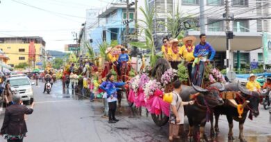 “สุชาติ ชมกลิ่น” เปิดงานวิ่งควายชลบุรีครั้งที่ 154 สุดอลังการ สืบสานมรดก “หนึ่งเดียวในโลก” นายสุชาติ ชมกลิ่น รองนายกรัฐมนตรีและรัฐมนตรีว่าการกระทรวงทรัพยากรธรรมชาติและสิ่งแวดล้อม เป็นประธานเปิดงาน “ประเพณีวิ่งควายจังหวัดชลบุรี ประจำปี 2568 ครั้งที่ 154” อย่างเป็นทางการณ สนามหน้าที่ว่าการอำเภอเมืองชลบุรี