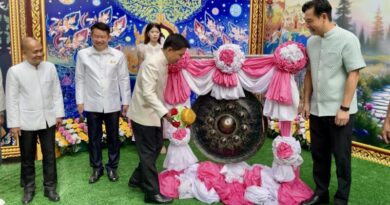 นครนายก-ผู้ว่าฯ นำข้าราชการและประชาชน ร่วมทำบุญตักบาตรเทโวโรหณะ เนื่องในวันออกพรรษา ประจำปี 2568 ณ วัดเขานางบวช