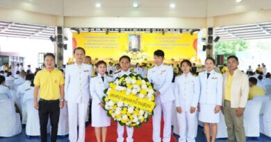 ชลบุรีจัดพิธีวางพวงมาลาถวายราชสักการะเนื่องในวันนวมินทรมหาราชที่อาคารอเนกประสงค์