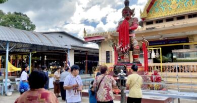 นครนายก-ชาวบ้านแห่อาบน้ำมนต์ ที่นำน้ำใต้โบสถ์มาทำพิธี เชื่ออาบแล้วพลิกดวง เสริมมงคล ไม่พลาดส่องเลขหางประทัดเสี่ยงโชค