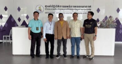 เร่งเครื่องเตรียมพร้อม! ศูนย์ IBC ซีเกมส์ ครั้งที่ 33 ที่ NBT มูลค่า 1,000 ล้านบาท แต่ยังห่วงระบบสัญญาณและอุปกรณ์ โดย สว.จำลอง แนะ กกท.เร่งเซ็นสัญญา กรมประชาสัมพันธ์ เพื่อที่จะเริ่มดำเนินการโดยเร็ว