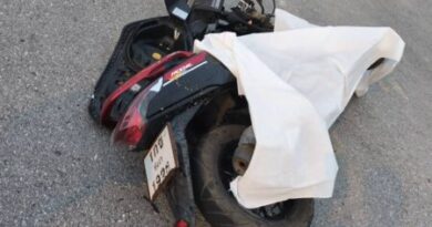 พังงา – สุดเศร้า! นักท่องเที่ยวเยอรมันขับรถย้อนศรถูกรถกระบะชน ภรรยาเสียชีวิตคาที่ สามีบาดเจ็บสาหัส