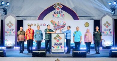 เมืองชายแดนคึกคัก! “รมช.อามินทร์” เปิดงาน Thai Deep South Connect ครั้งที่ 2 ผนึกภาคี 5 จังหวัดชายแดนใต้ จุดประกายโอกาสทางเศรษฐกิจ เปิดพื้นที่ค้าขายกว่า 300 บูธ หวังดึงดูดนักท่องเที่ยวมาเลเซีย เติมพลังเศรษฐกิจท้องถิ่นให้เติบโตอย่างยั่งยืน คาดเงินสะพัดกว่า 50 ล้านบาท