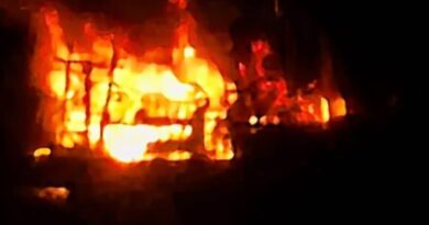 เคราะห์ซ้ำกรรมซัด! ไฟฟ้าลัดวงจรเผาเรือไดร์หมึกวอดกลางอ่าวประจวบ สองพี่น้องตังเกหนีตายรอดหวุดหวิด สูญกว่า 2 ล้านบาท