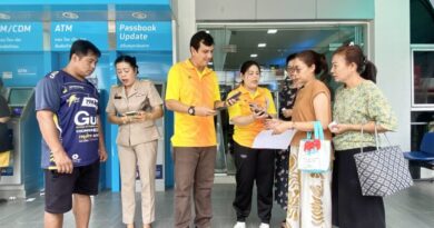 ตราด-คึกคัก! ชาวคลองใหญ่แห่ลงทะเบียน “คนละครึ่งพลัส” วันแรกแน่นหน้าธนาคารกรุงไทย