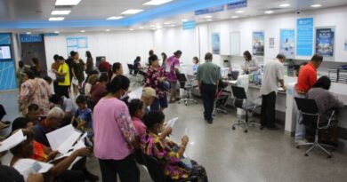 ร้อยเอ็ดคึกคัก! แห่ลงทะเบียน “คนละครึ่ง พลัส” วันแรก ผู้ว่าฯ ลงพื้นที่ให้กำลังใจถึงธนาคาร