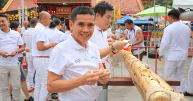 พังงา-ชาวพังงาร่วมยกเสาโกเต้ง สูงที่สุดในโลกที่ศาลเจ้าแม่ม่าจ้อโป๋ ต้องใช้รถเครนขนาดใหญ่ช่วยยก เริ่มประเพณีถือศีล-กินผัก ปี 2568