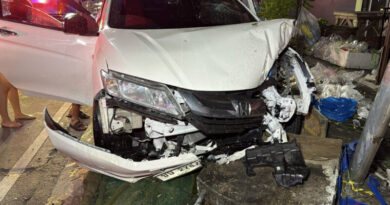 พ่อค้าหนุ่มเบญจเพส ซวยซ้ำ ถูกเก๋งหันคุยแฟนเสียหลักปีนฟุตบาท ชนรถเข็นขายพวงมาลัย เจ็บอีก