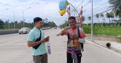 ประจวบคีรีขันธ์ _ “บังดุล” นักวิ่งจิตอาสาชาวปัตตานี วิ่งภารกิจ “ปัตตานีพิชิตภูมะเขือ” 60 จังหวัด ใต้ – เหนือ – อีสาน กว่า 2,500 กิโล เข้าสู่วันที่ 23 การวิ่ง และเข้าประจวบคีรีขันธ์ วันที่ 2 แล้ว