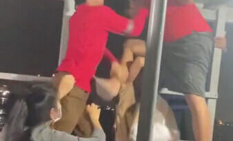 เปิดก่อนได้ปูด หนุ่มสุดห้าวตะโกนด่าวัยรุ่นก่อนจะยกเท้าถีบใส่เจอคนจริงสวนหมัดใส่ไม่ยั้งซัดกันเดือดบนเรือข้ามฟากสมุทรปราการ