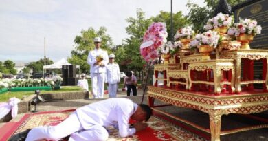 วันที่ 23 ตุลาคม 2568 ที่บริเวณพระบรมราชานุสาวรีย์พระบาทสมเด็จพระจุลจอมเกล้าเจ้าอยู่หัว หน้าที่ว่าการอำเภอพิมาย จังหวัดนครราชสีมา นายศิวะเสก สินโทรัมย์ นายอำเภอพิมาย พร้อมด้วยหัวหน้าส่วนข้าราชการ ทหาร ตำรวจ พ่อค้า และประชาชนทุกหมู่เหล่าในอำเภอพิมาย ร่วมประกอบพิธีวางพวงมาลาสักการะและกล่าวสดุดีเฉลิมพระเกียรติ พระบาทสมเด็จพระจุลจอมเกล้าเจ้าอยู่หัว รัชกาลที่ 5 เนื่องในวันปิยมหาราช ประจำปี 2568 โดยมีผู้เข้าร่วมพิธีแต่งชุดปกติขาวเป็นจำนวนมาก