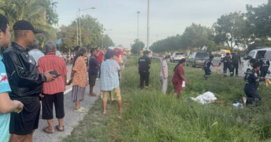 อ่างทอง สลดรถยนต์ชนพระดับขณะข้ามถนนสายเอเซียออกบิณฑบาตร ด้านญาติโยมเผยบวชมากว่า 40 ปี ชาวบ้านรอใส่บาตรทุกวัน ส่วนคนขับรถยนต์เผยไฟทางไม่ค่อยสว่างเฉี่ยวชนแล้วหยุดรถแจ้งเจ้าหน้าที่ช่วยเหลือแต่ไม่ทัน